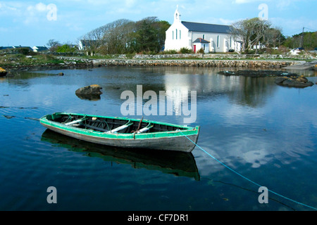 Bateau à rames au petit village du Connemara en Irlande Banque D'Images