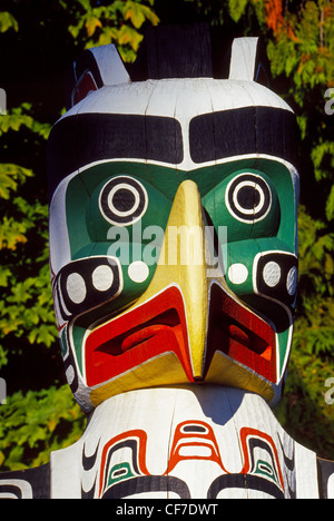 Les figures et les symboles de l'importance pour les peuples des Premières nations sont taillées dans des totems en bois coloré affiché dans Vancouver, Colombie-Britannique, Canada. Banque D'Images