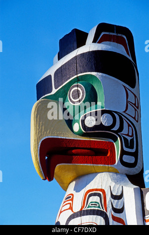 Les figures et les symboles de l'importance pour les peuples des Premières nations sont taillées dans des totems en bois coloré affiché dans Vancouver, Colombie-Britannique, Canada. Banque D'Images