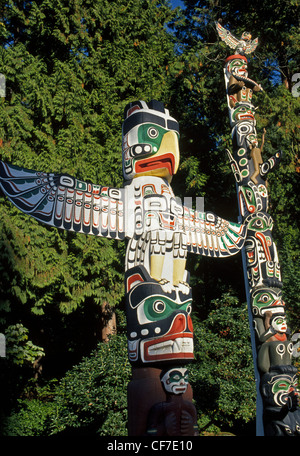 Les figures et les symboles de l'importance pour les peuples des Premières nations sont taillées dans des totems en bois coloré affiché dans Vancouver, Colombie-Britannique, Canada. Banque D'Images