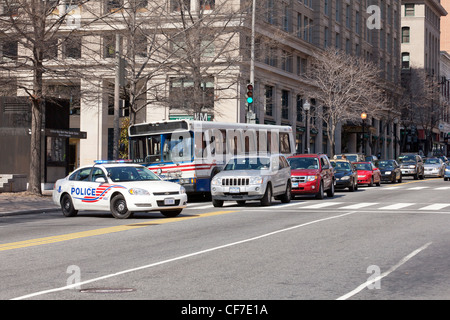 Voiture de police bloque la circulation - Washington, DC USA Banque D'Images