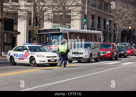 Voiture de police bloque la circulation - Washington, DC USA Banque D'Images