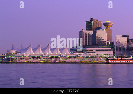 Un soir, la vue s'étend à travers le port de Vancouver au centre-ville et la voile croisière parées de pier en Colombie-Britannique, Canada Banque D'Images