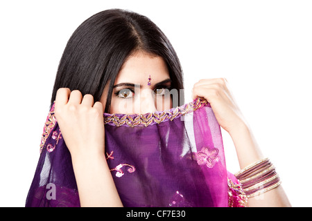 Belle femme hindoue indien Bengali en robe colorée holding voile en face de visage, isolé Banque D'Images