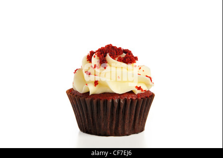 Sweet red velvet cupcake isolated on white Banque D'Images