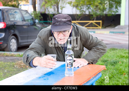 Moscou, Russie - Sep 21, 2011 : Photo de la Russie drapeau sur la table avec une bouteille de vodka putinka et verre Banque D'Images