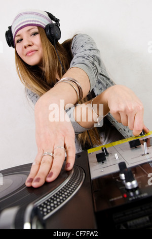 Young attractive woman jouer de la musique, de la couronne Banque D'Images