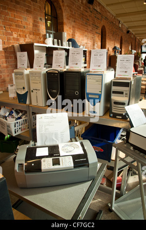 Ordinateurs d'occasion en vente à Plaisance, un centre de recyclage de bienfaisance boutique, Aberystwyth Wales UK Banque D'Images