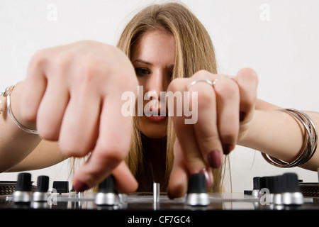 Fille blonde avec de beaux cheveux longs à jouer de la musique Banque D'Images