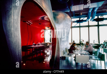 Paris, France - Restaurant français à la mode, « Georges », au sommet du musée George Pompidou, restaurants à l'intérieur de Paris, design futuriste. PARIS INSOLITE, DÉCORATION INTÉRIEURE MODERNISTE Banque D'Images