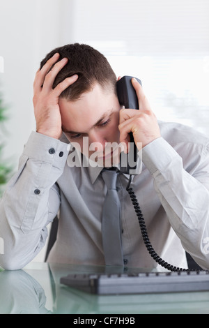 Businessman getting déçu sur le téléphone Banque D'Images