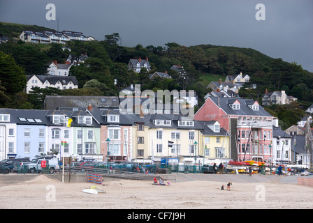 La lumière du soleil se casse sur les maisons colorées de Aberdovey promenade par temps nuageux Jour, Aberdyfi, au nord du Pays de Galles, Royaume-Uni Banque D'Images