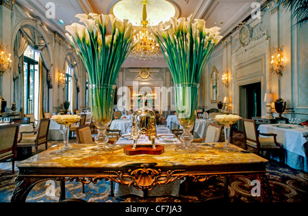 France, Paris, vue grand angle, intérieur, Fancy French Restaurant décor intérieur, le V (le cinq) haute-cuisine, Hôtel four Seasons George V, restaurant européen, cuisine raffinée élégante, salle à manger traditionnelle, classique tendance, dîner luxueux, voyage exclusif, dîner de luxe classe affaires illustration cuisine restaurant france Banque D'Images