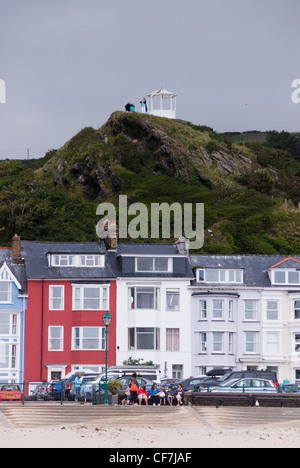 Aberdovey Promenade & Falaise Lookout, par temps nuageux Jour / Aberdyfi Aberdovey, Parc National de Snowdonia, le Nord du Pays de Galles, Royaume-Uni Banque D'Images