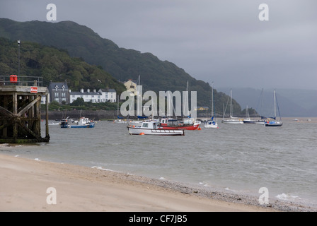 Pier & Yachts par temps nuageux Jour / Aberdyfi Aberdovey, Parc National de Snowdonia, le Nord du Pays de Galles, Royaume-Uni Banque D'Images