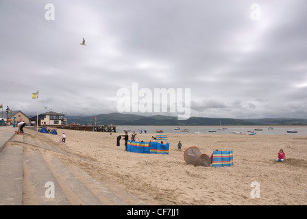 Plaisir en famille sur la plage de sable fin sur l'été, légèrement nuageux Jour / Aberdyfi Aberdovey, Parc National de Snowdonia, le Nord du Pays de Galles, Royaume-Uni Banque D'Images