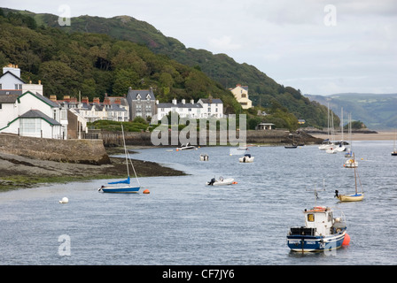 Bateaux dans le port à Aberdovey / Aberdyfi, où la rivière Dyfi répond à la baie de Cardigan, au nord du Pays de Galles, Royaume-Uni Banque D'Images