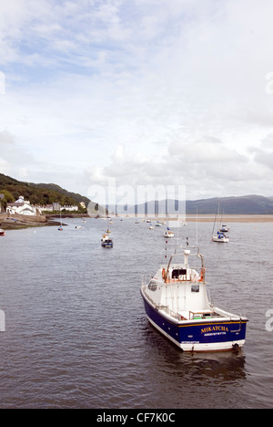 Bateaux ancrés dans l'eau calme à Aberdovey où la rivière Dyfi répond à la baie de Cardigan, Aberdyfi, au nord du Pays de Galles, Royaume-Uni Banque D'Images