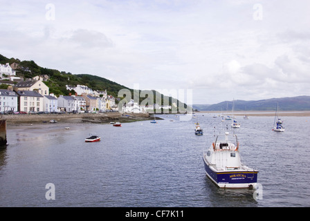 Bateaux ancrés dans l'eau calme à Aberdovey où la rivière Dyfi répond à la baie de Cardigan, Aberdyfi, au nord du Pays de Galles, Royaume-Uni Banque D'Images