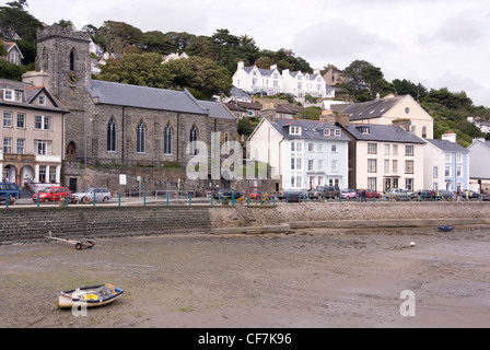 L'église St Pierre et d'Aberdyfi plage à marée basse à la terrasse le long de la route, Aberdovey, Pays de Galles, Royaume-Uni Banque D'Images