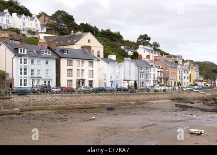 Maisons colorées de Terrace Road, Aberdovey et plage à marée basse, Aberdyfi, Parc National de Snowdonia, le Nord du Pays de Galles, Royaume-Uni Banque D'Images