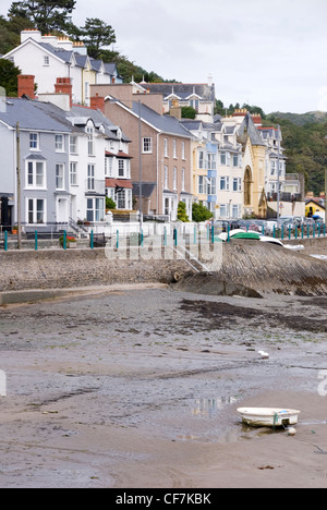 Maisons colorées de Terrace Road, Aberdovey et plage à marée basse, Aberdyfi, Parc National de Snowdonia, le Nord du Pays de Galles, Royaume-Uni Banque D'Images