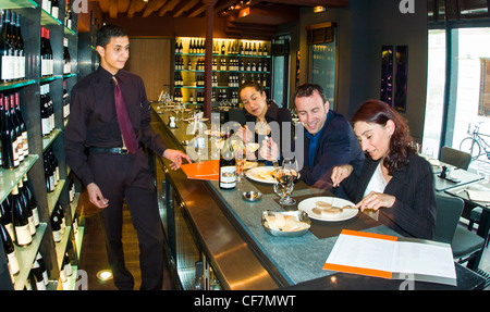 PARIS, France, - adultes partageant repas, dîner, Restaurant Bistro français. Déjeuner d'affaires, 'l'atelier Maitre Albert', Guy Savoy, CRED-IT : Jean-Michel Wilmotte- Design d'intérieur. les femmes dînent, s'assoient dans le comptoir du déjeuner Banque D'Images