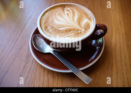 Café Blanc télévision standard ou avec Rosetta Simple Conception artistique dans la mousse. Nouvelle Zélande Banque D'Images