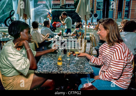 PARIS, France - deux amies adolescentes parlant dans le café en plein air à la fontaine Stravinski, terrasse, adolescents parlant, partageant des boissons vacances, extérieur, french woman paris café, french woman paris bistrot Banque D'Images