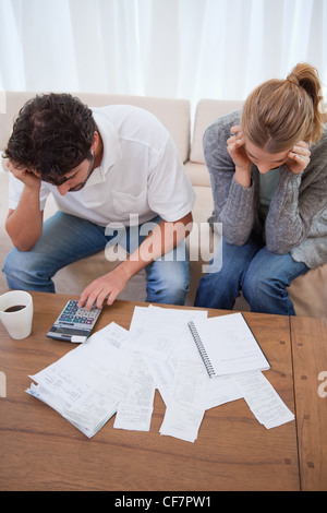 Portrait d'un jeune couple faisant leur comptabilité Banque D'Images