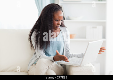 Femme ayant des problèmes d'ordinateur Banque D'Images