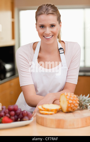 Portrait d'une femme posant avec un ananas en tranches Banque D'Images