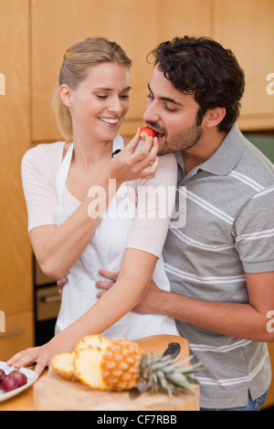 Portrait d'un couple charmant manger des fruits Banque D'Images