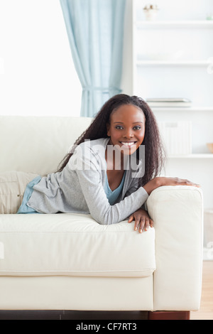 Femme tenant une petite pause sur le canapé Banque D'Images