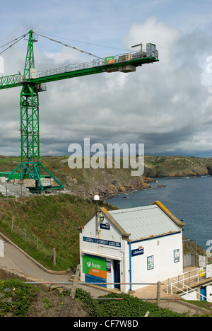 Une grue géante sur le site de la nouvelle station de sauvetage de la RNLI à l'Église Cove sur la Péninsule du Lézard en Cornouailles. Banque D'Images