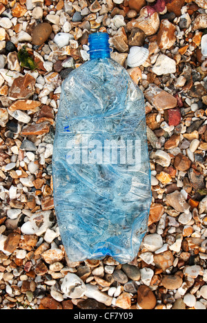 Bouteille plastique échouée sur la plage Banque D'Images