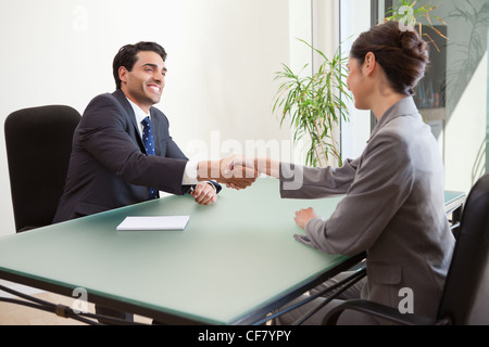 Smiling manager interviewing un bon candidat à la Banque D'Images