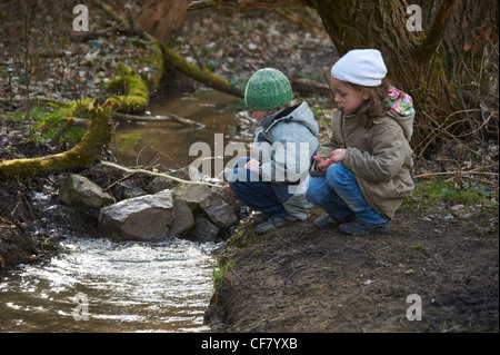 Enfants jouant dans la forêt d'automne Banque D'Images