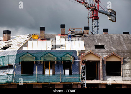 Bâtiment en construction avec des maçons en train de réparer le toit dans la ville de Colindres, Cantabria, Espagne, Europe, Banque D'Images