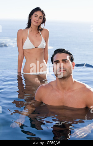 Portrait of a smiling couple relaxing Banque D'Images
