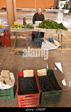 Olives Kalamata et de l'huile d'Olive savon en vente sur le marché à Kalamata, Messénie, Sud du Péloponnèse, Grèce. Banque D'Images