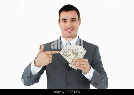 Businessman pointing at les billets de banque en sa main Banque D'Images