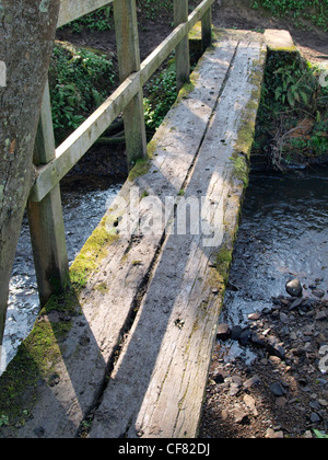 Pont en bois rustique à travers un ruisseau, Cornwall, UK Banque D'Images
