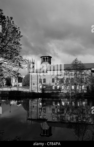 Noir et blanc, Spring View Silk Mill site du patrimoine mondial sur la rivière Derwent, Derby City Centre, Derbyshire, Angleterre Banque D'Images