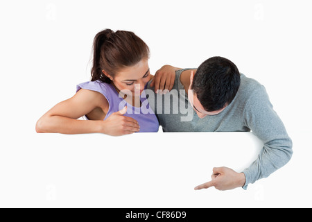 Young couple looking at wall en dessous d'eux Banque D'Images