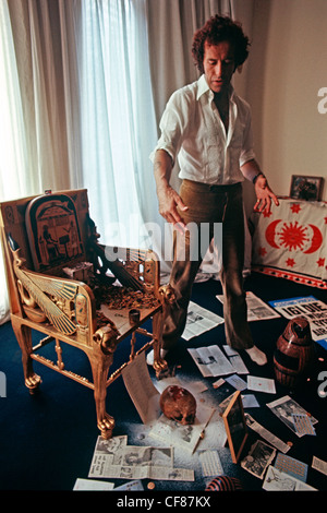 Kenneth Anger pendant le tournage de Lucifer Rising London 1971 Banque D'Images