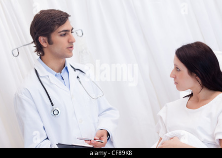 Patient qui a expliqué les résultats de l'examen par médecin Banque D'Images