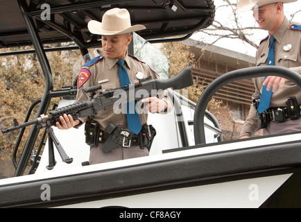 Texas DPS agent supprime un M2-40 machine gun de patrouilleur nouvellement brevetés qui patrouillera Rio Grande Banque D'Images
