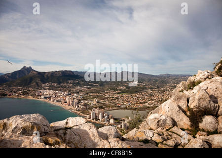 Vue sur Calpe de sommet du Peñon d'Ifach, Costa Blanca, Espagne. Banque D'Images