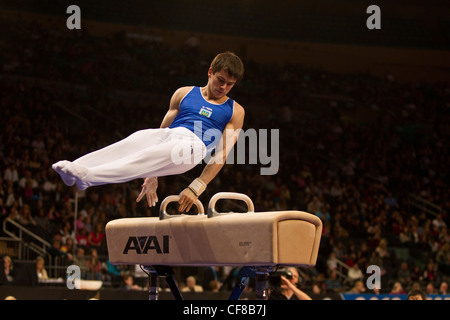Mykola Kuksenkov (UKR) participe à l'événement au cheval-arçons 2012 American Cup La gymnastique Banque D'Images